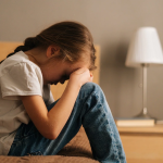 چرا کودکان به افسردگی مبتلا می‌شوند؟ دلایل و راه‌های کمک به آن‌ها