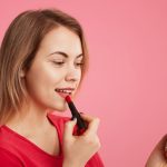 چگونه رژ لب خود را ماندگار کنیم | 8 روش ساده برای دوام طولانی رژ لب