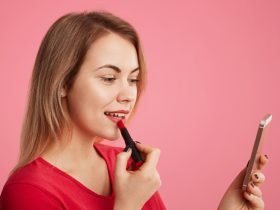 چگونه رژ لب خود را ماندگار کنیم | 8 روش ساده برای دوام طولانی رژ لب چگونه رژ لب خود را ماندگار کنیم | 8 روش ساده برای دوام طولانی رژ لب